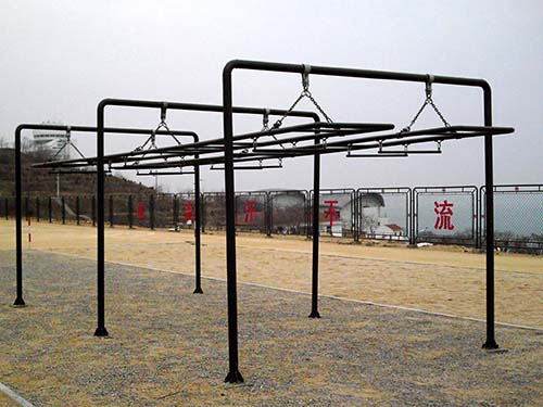 四川400米渡海登训练器材｜晃动横梯